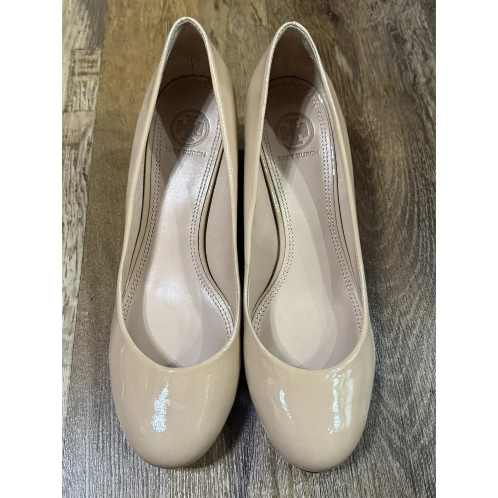 Tory Burch Astoria Nude Patent Leather Beige Wedge Pump Heels Women's Size 8